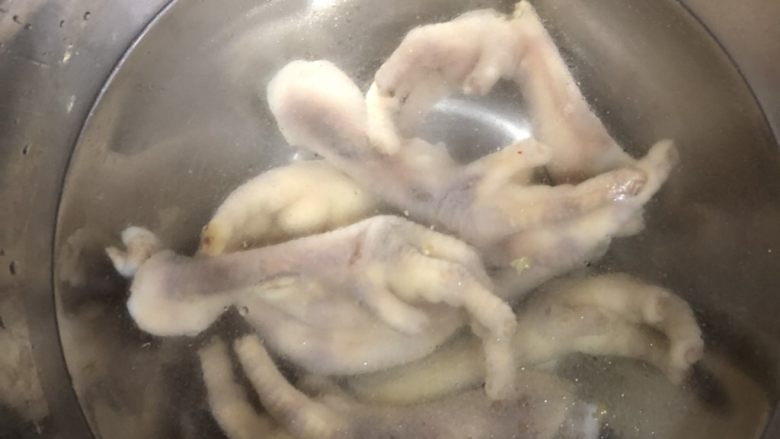 卤香鸡爪,煮好的鸡爪放入冰水中浸泡5分钟