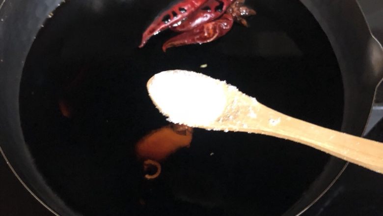 卤香鸡爪,加入3勺盐