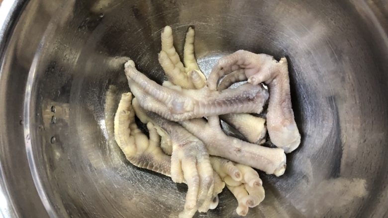 卤香鸡爪,鸡爪沥干水分放入容器中
