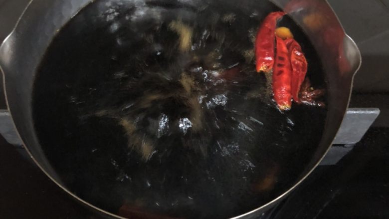 卤香鸡爪,煮开以后继续煮5分钟左右