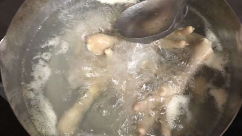 卤香鸡爪,期间撂去浮沫