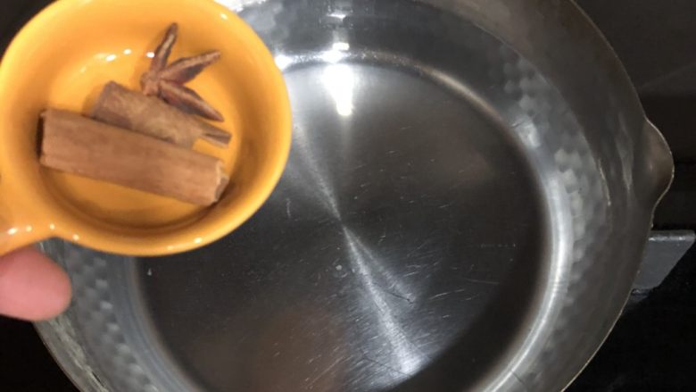 卤香鸡爪,放入桂皮