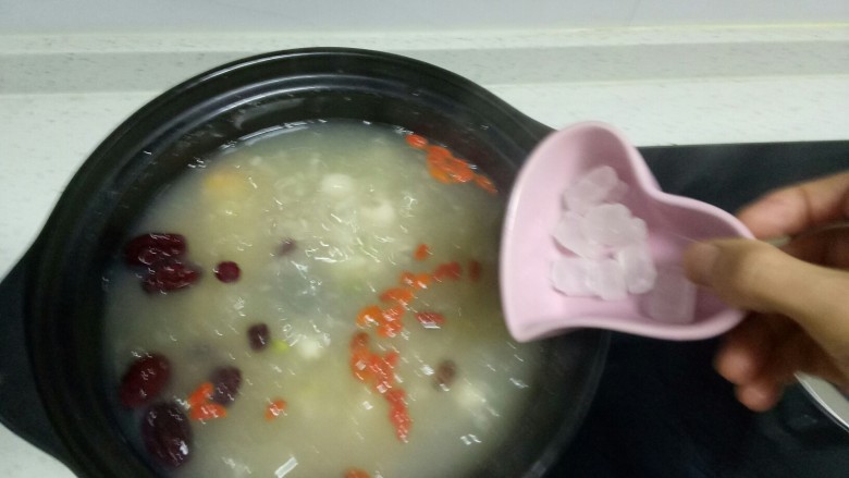 神仙粥,煮5分钟,放入冰糖。