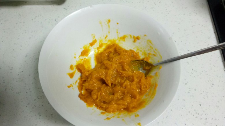 南瓜牛肉韭菜饺子,南瓜蒸熟压成泥。