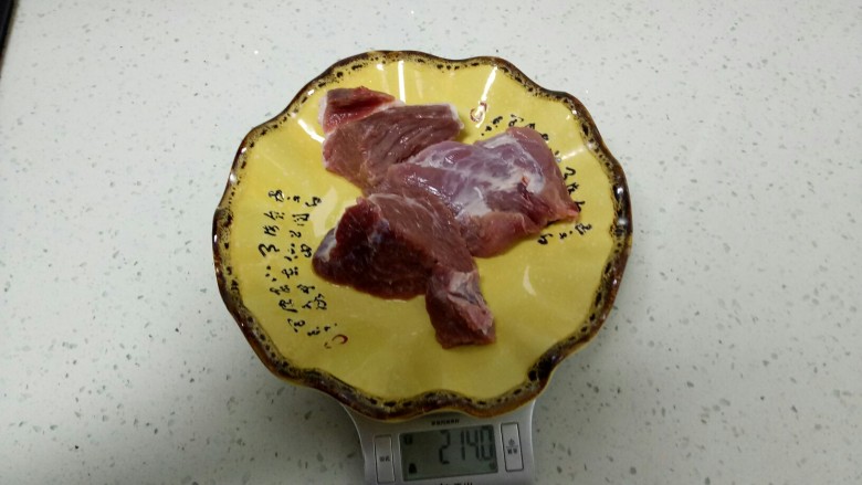 南瓜牛肉韭菜饺子,<a style='color:red;display:inline-block;' href='/shicai/ 216'>牛肉</a>洗净。