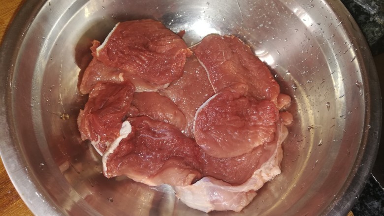 教你做,比牛排还好吃的猪排,平铺在盆子里