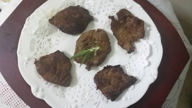 教你做,比牛排还好吃的猪排,那天孩子放学回来,我没告诉他,他还差点以为是牛排呢。
老妈我多厉害啊,居然可以把猪排做出牛排的味道,哈哈哈。