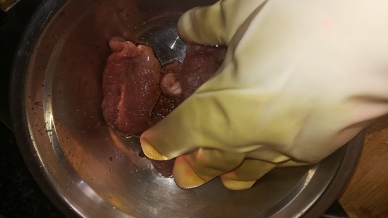 教你做,比牛排还好吃的猪排,用手抓均匀好腌制半个小时以上,我是腌制了大半天哦。