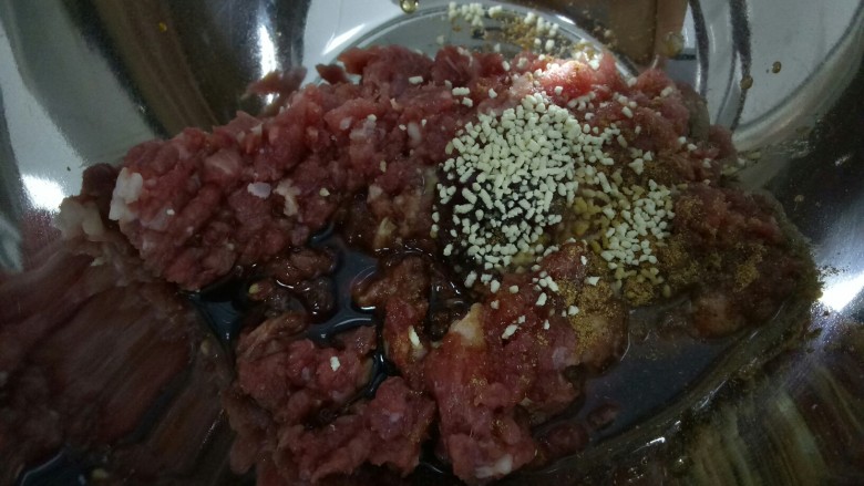 南瓜牛肉韭菜饺子,加入上述调料,搅拌均匀。