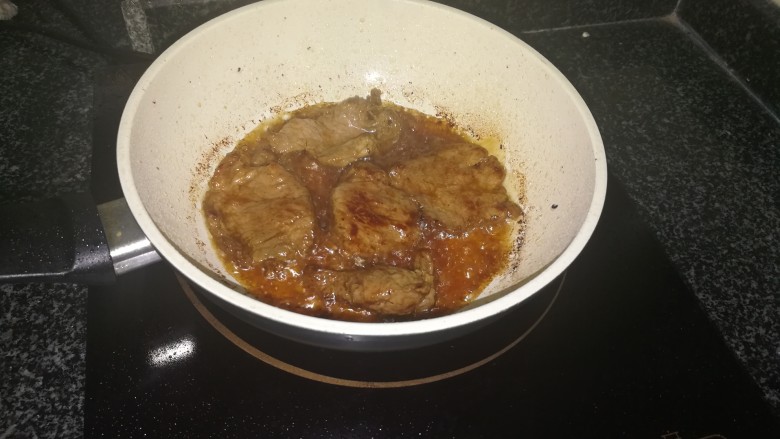 教你做,比牛排还好吃的猪排,煎炸中,要不断翻动哦,不然会烧焦