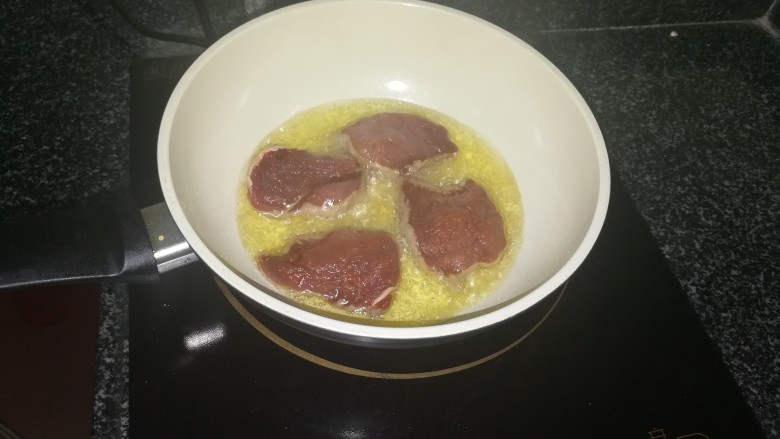 教你做,比牛排还好吃的猪排,5分热后放入腌制好的猪排,油多了点哈,几乎是炸的了