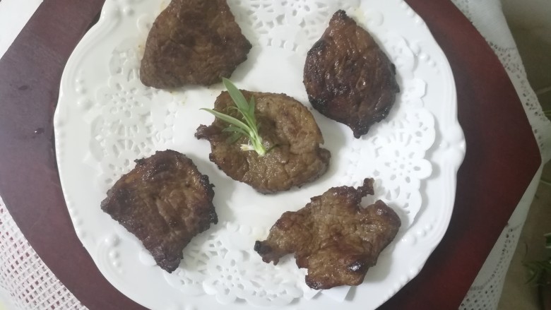 教你做,比牛排还好吃的猪排,成品图。
香喷喷的,嚼劲十足,味道棒棒哒的猪排就做好了。