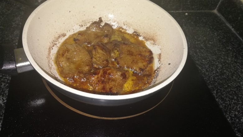 教你做,比牛排还好吃的猪排,再次翻动,一般翻个4、6次,就差不多了,自己看温度哈,大概有5分钟就可以了。