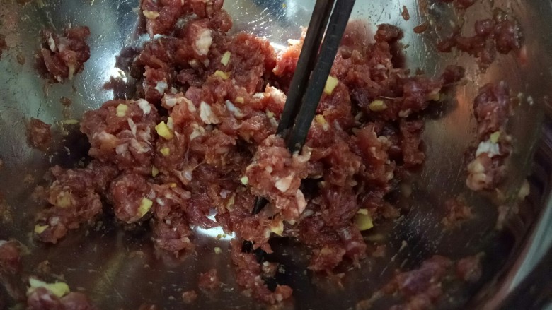 南瓜牛肉韭菜饺子,加入肉里,搅拌均匀。