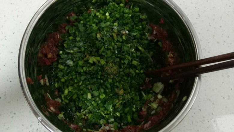南瓜牛肉韭菜饺子,韭菜切碎,加入肉里,搅拌均匀。