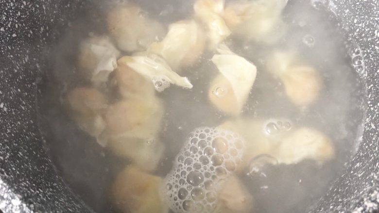 蛋皮馄饨汤,另起一个锅烧水,水开后放入馄饨,然后用筷子轻轻的在锅内搅拌,直至再次烧开