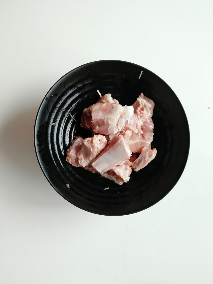 蒜香小排,<a style='color:red;display:inline-block;' href='/shicai/ 434'>排骨</a>提前用清水浸泡一小时,中间换两次清水。