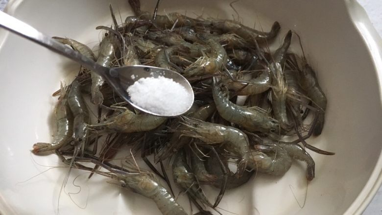炸小河虾,放入少许的盐,搅拌均匀。