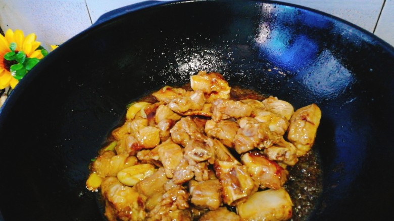 家常菜+红烧排骨,改小火,翻炒上色。