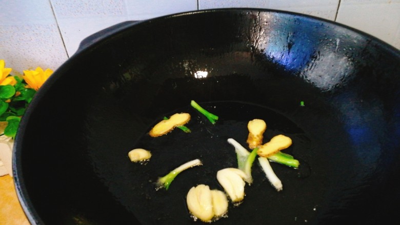 家常菜+红烧排骨,起油锅,加入姜,蒜,葱白爆香。