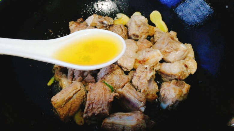 家常菜+红烧排骨,淋入料酒,切记从锅边淋入哦。