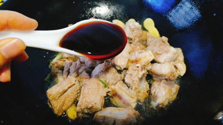 家常菜+红烧排骨,加入<a style='color:red;display:inline-block;' href='/shicai/ 721'>蚝油</a>,快速翻炒均匀。