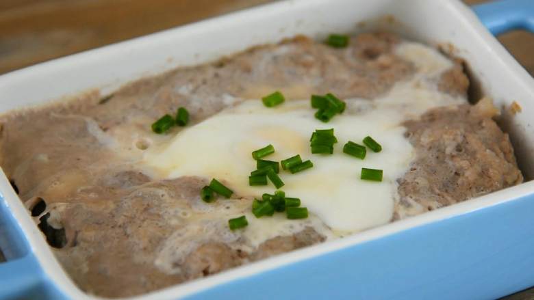肉饼蒸蛋—从小吃到大的美味,取出后,撒入少许葱花即可。