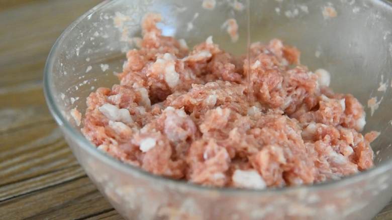 肉饼蒸蛋—从小吃到大的美味,加入1勺食用油,继续搅拌。