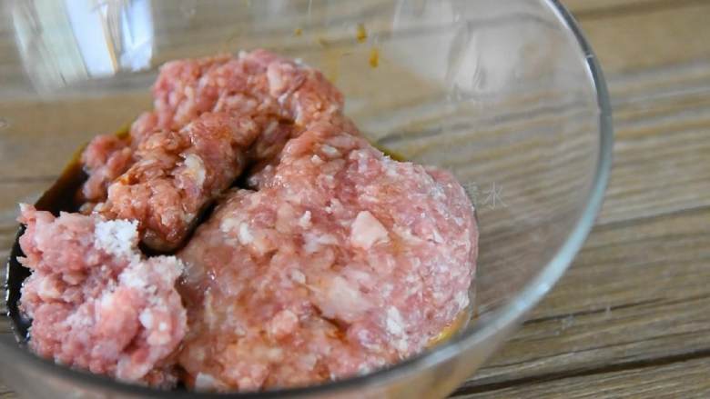肉饼蒸蛋—从小吃到大的美味,加入1勺盐、2勺生抽、1勺清水,搅拌至水分被肉吸收。