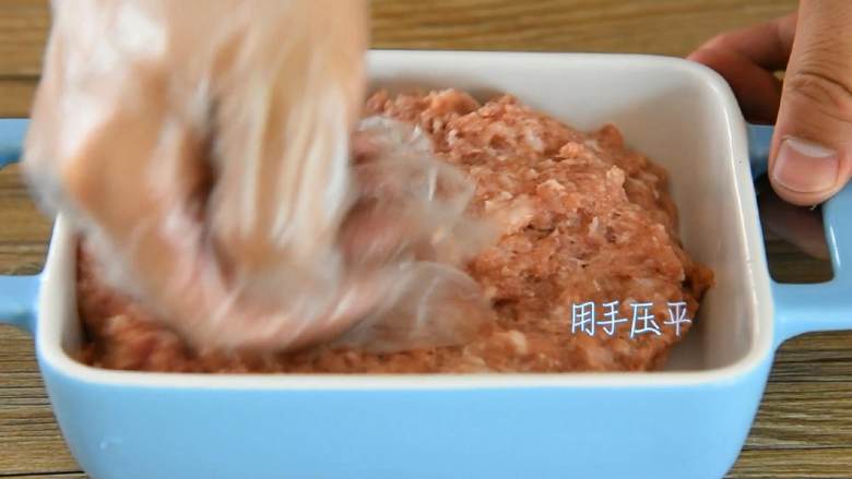 肉饼蒸蛋—从小吃到大的美味,肉馅装入碗中,用手压平。