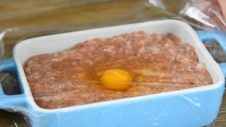 肉饼蒸蛋—从小吃到大的美味,中间挖个坑打入鸡蛋,盖上保鲜膜(尺寸较大的盘子也可以)。