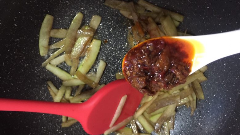 凉拌西瓜皮,加辣牛肉酱调味