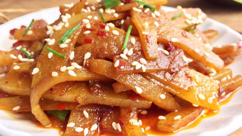 凉拌西瓜皮,撒上芝麻放凉后即可食用(冷藏过后更好吃哦~)
西瓜皮也能吃出夏天就境界,超级Q弹的口感,酸辣又开胃,喜欢的赶紧做起来吧~~