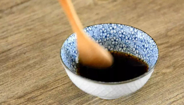 超美味的芝士豆腐做法 五分钟就搞定,碗中倒入酱油、净水,搅拌均匀