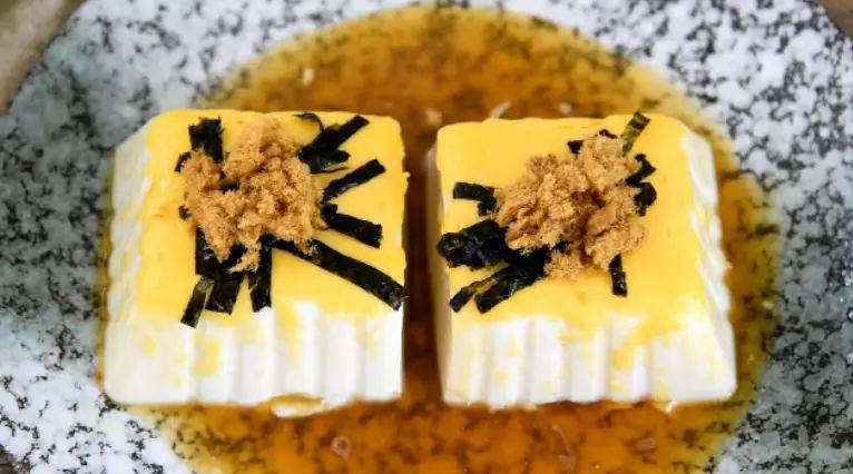 超美味的芝士豆腐做法 五分钟就搞定,撒上海苔碎、肉松,即可