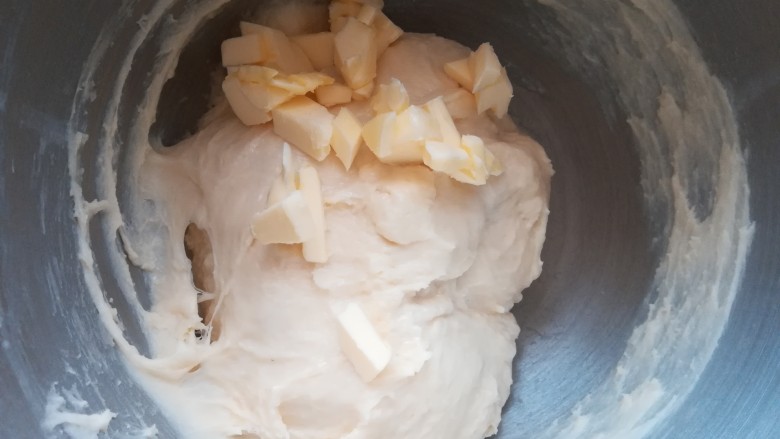 香葱火腿餐包(一次发酵),加入黄油。