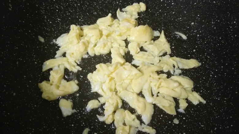 来一份不一样的蛋炒饭,锅内倒入适量油加热,倒入鸡蛋煎至金黄。