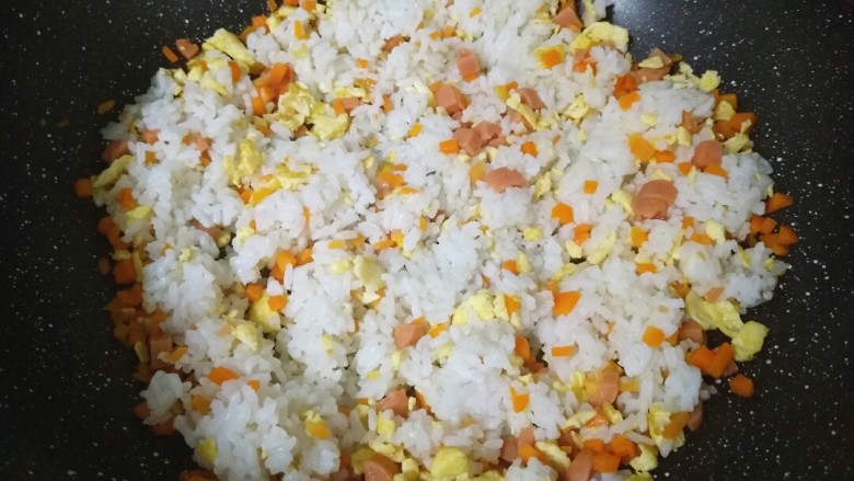 来一份不一样的蛋炒饭,最后倒入剩饭,翻炒一下,使大米团颗粒分明。
