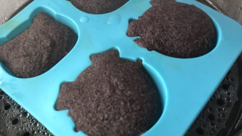 藜麦黑米糕,蒸锅水开后放入蒸锅中大火蒸10分钟,关火焖2分钟