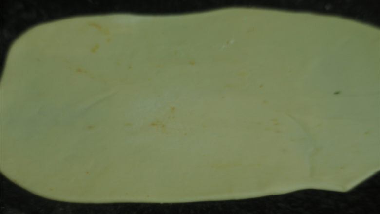 银丝卷饼,将面团擀成厚约0.2厘米的长方形薄片(越薄越好)