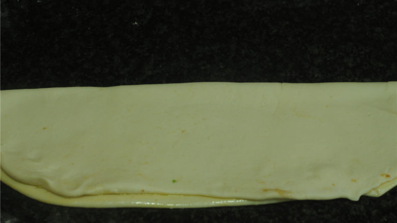 银丝卷饼,将面片对折