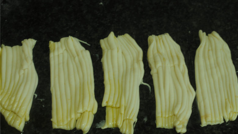 银丝卷饼,将每10股抓成一组,静置约10分钟