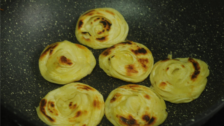 银丝卷饼,翻面,两面煎成金黄色