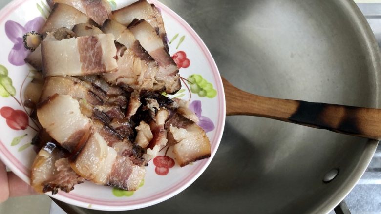 玉颜偶染尘世烟➕双椒白玉菇炒酱油肉,热锅后，放少许油，转动下锅子，润润锅，放入酱油肉或腊肉小火煸炒