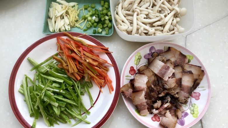 玉颜偶染尘世烟➕双椒白玉菇炒酱油肉,全部食材准备好