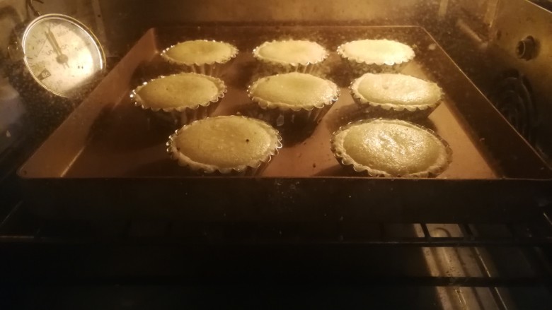 香酥椰挞,送入预热好的烤箱中层烘烤,180度20分钟,如果上色过快可以中途加盖锡纸