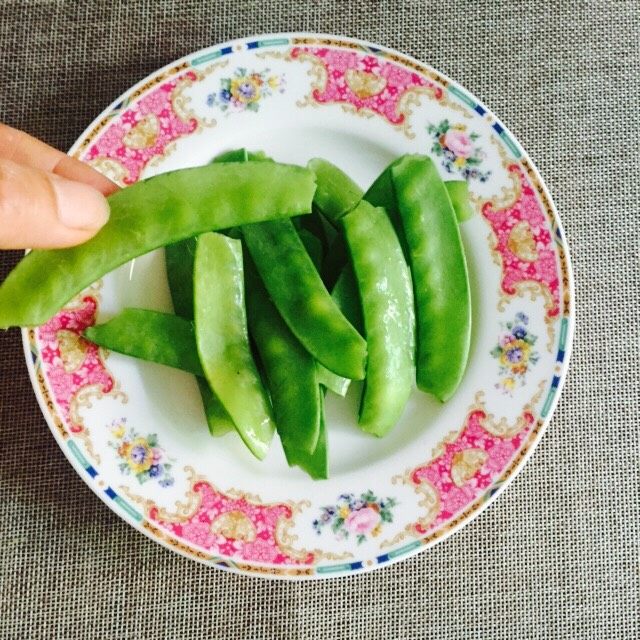 家常小炒菜+培根炒荷兰豆,荷兰豆两端撕筋,清洗干净备用