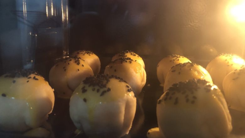 蛋黄酥,放入预热好的烤箱，上下管180度，烤30分钟