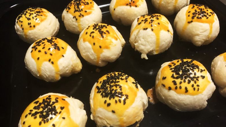 蛋黄酥,烤好的蛋黄酥简直太漂亮了