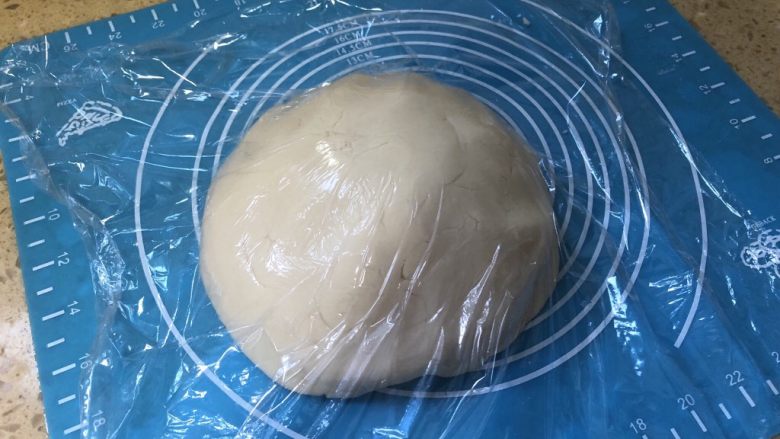 蛋黄酥,搓成这样光滑的油酥表面，盖上保鲜膜，让面苏醒20分钟左右